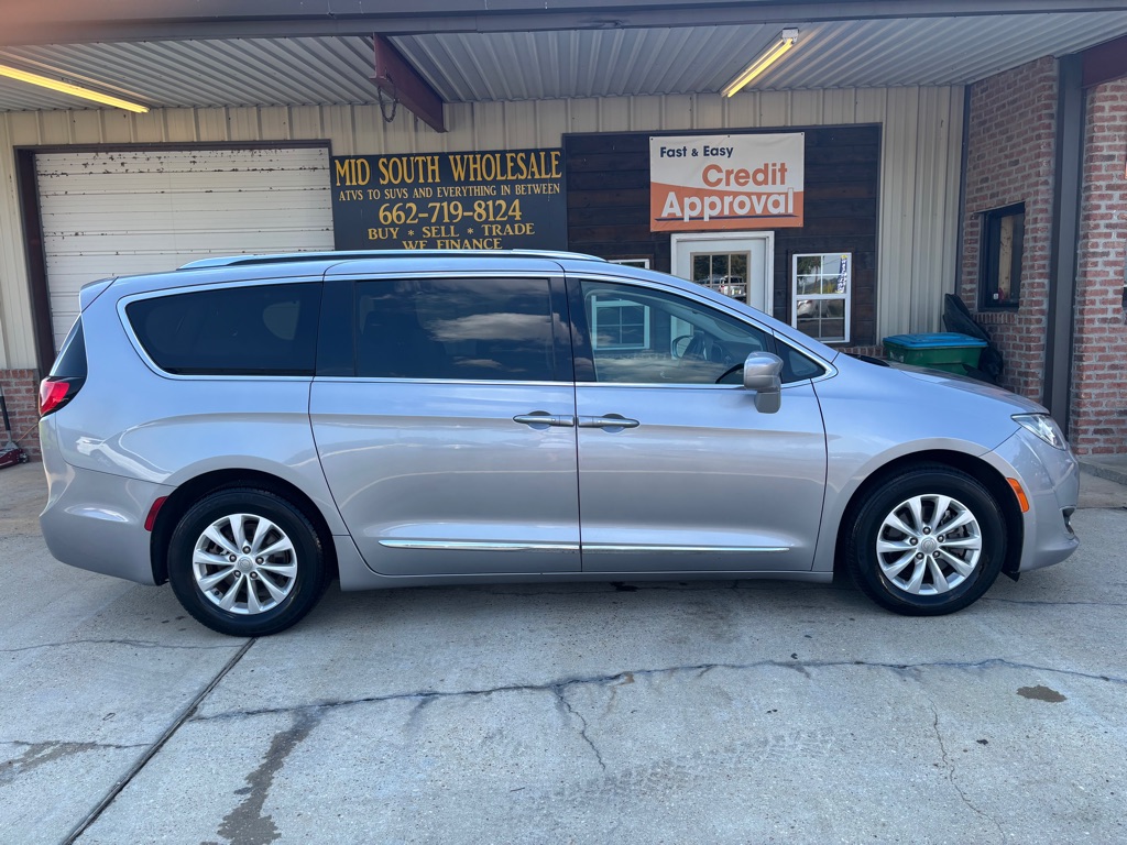 Photo 2 of this CHRYSLER PACIFICA