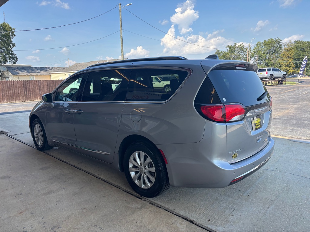 Photo 5 of this CHRYSLER PACIFICA