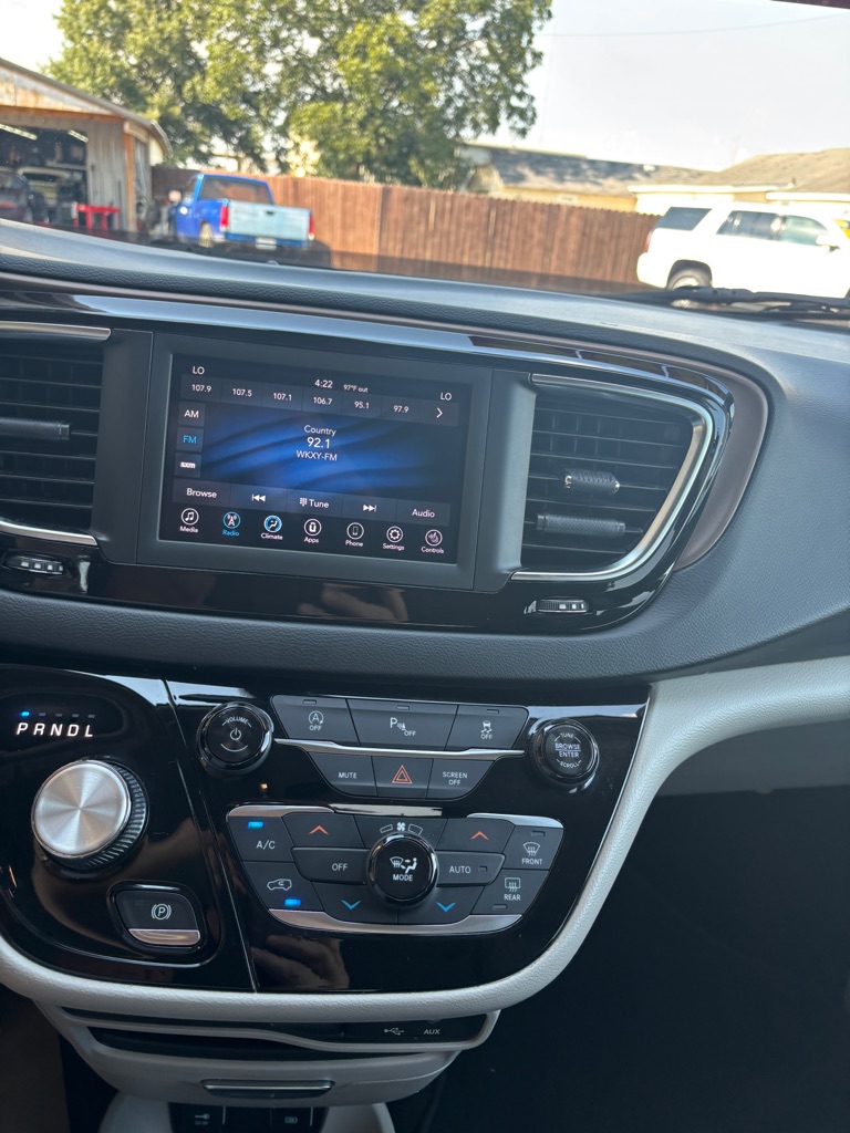 Photo 14 of this CHRYSLER PACIFICA