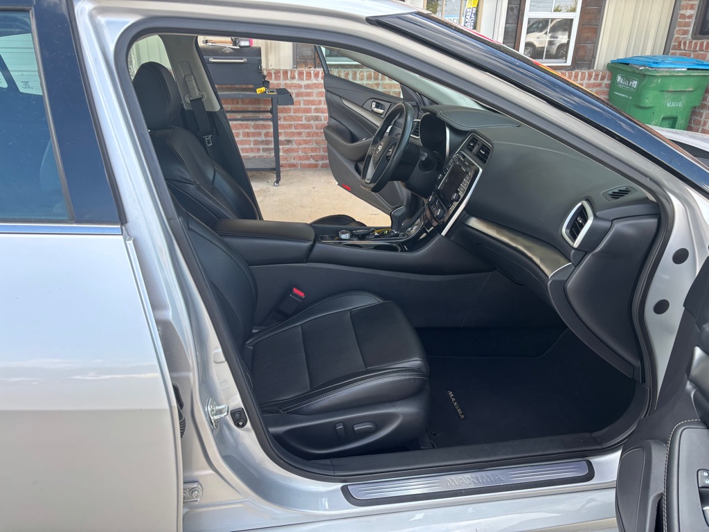 Photo 11 of this NISSAN MAXIMA