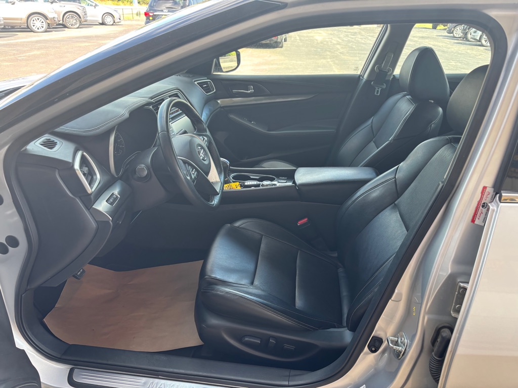 Photo 8 of this NISSAN MAXIMA