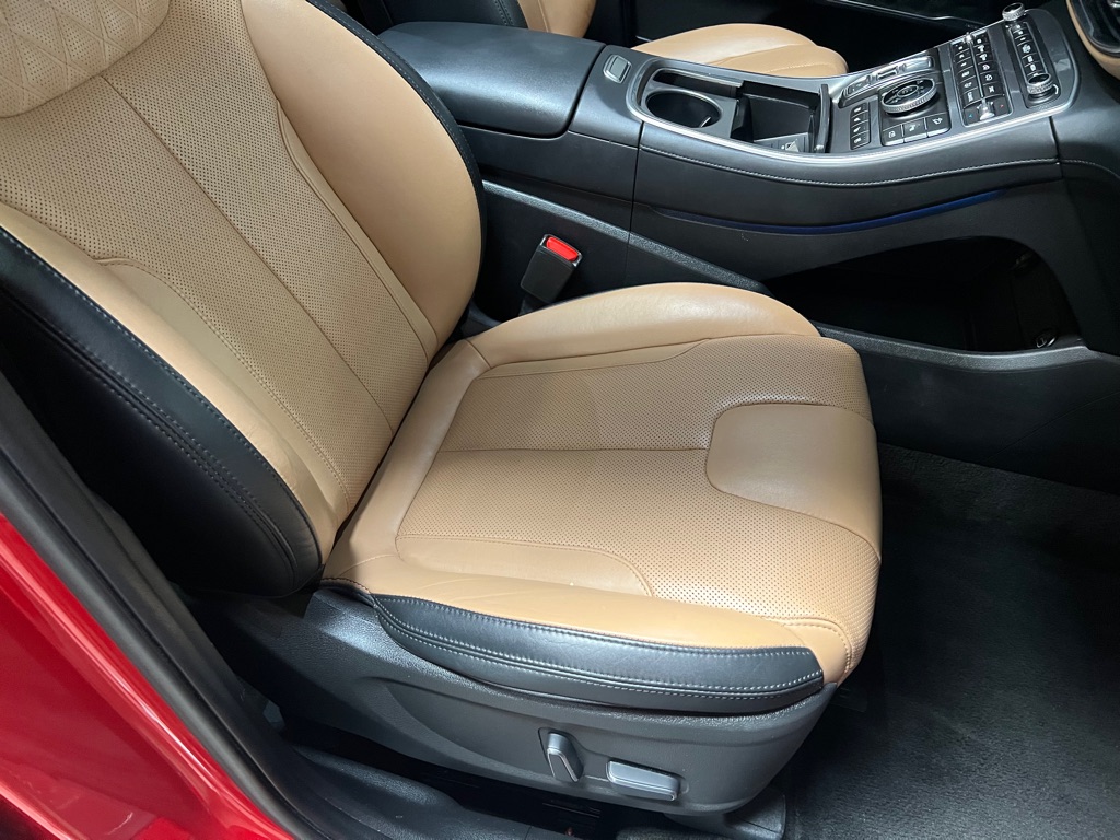 Photo 26 of this HYUNDAI SANTA FE