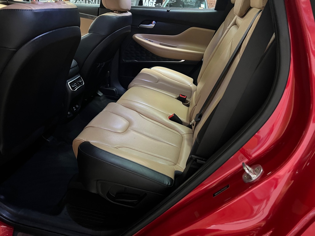Photo 24 of this HYUNDAI SANTA FE