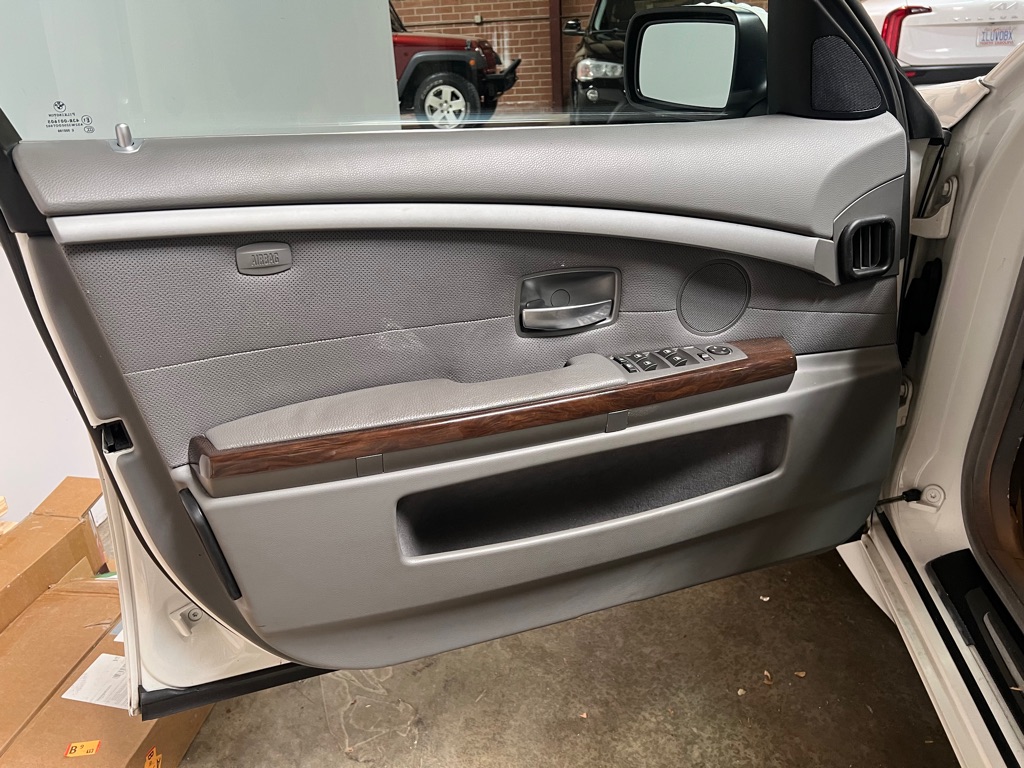 Photo 31 of this BMW 7 SERIES
