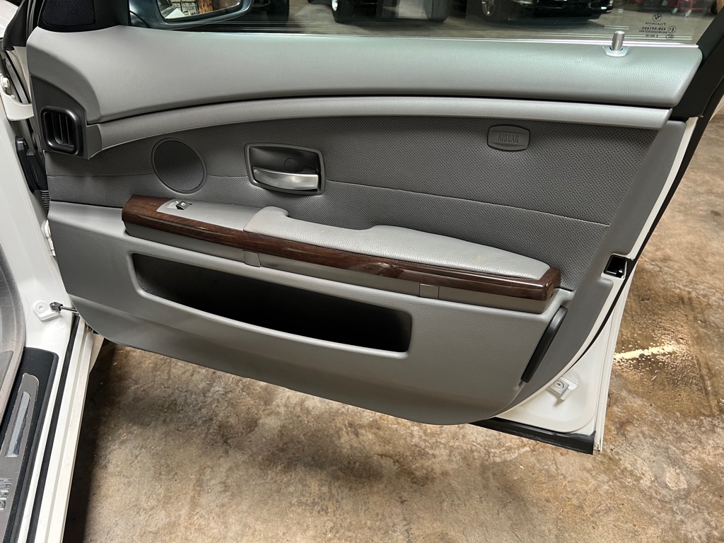Photo 29 of this BMW 7 SERIES