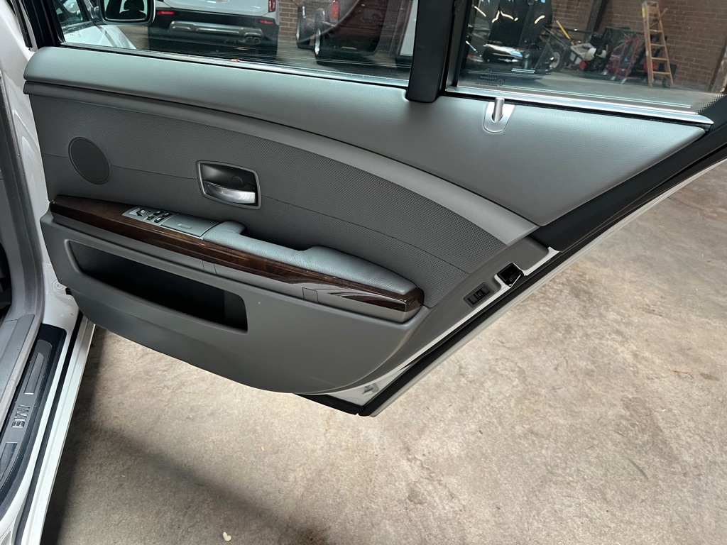 Photo 28 of this BMW 7 SERIES