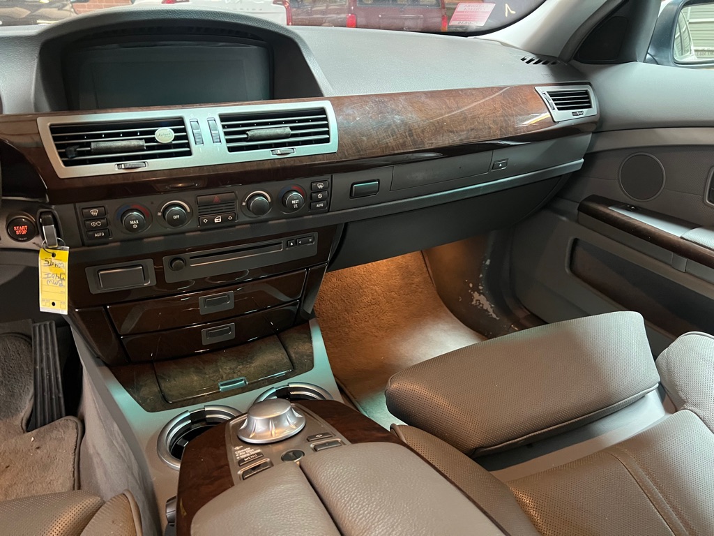 Photo 26 of this BMW 7 SERIES