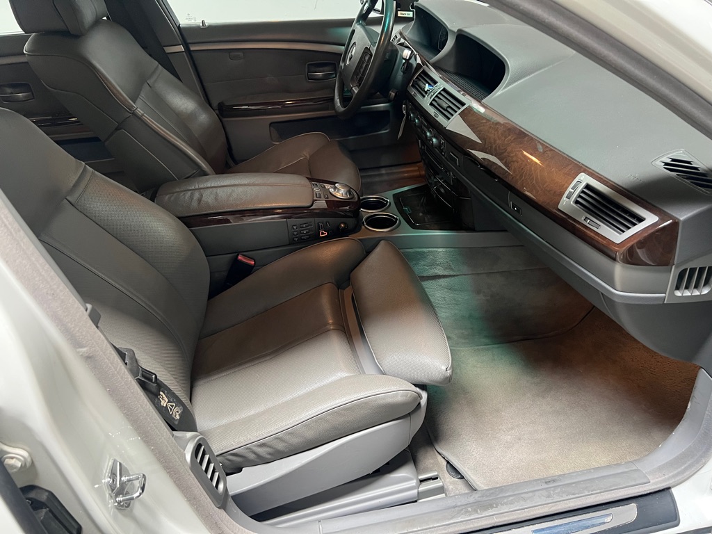 Photo 23 of this BMW 7 SERIES