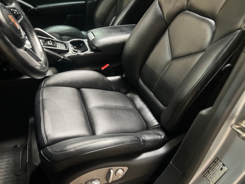 Photo 21 of this PORSCHE CAYENNE