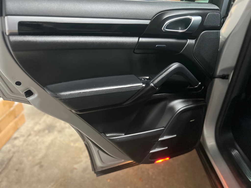 Photo 32 of this PORSCHE CAYENNE