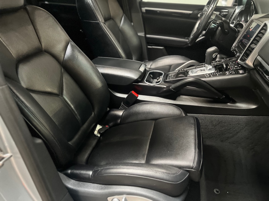 Photo 25 of this PORSCHE CAYENNE