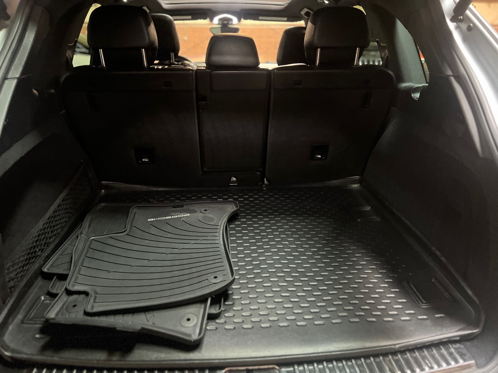 Photo 34 of this PORSCHE CAYENNE