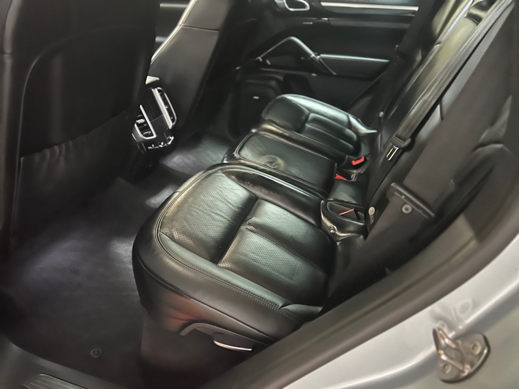 Photo 23 of this PORSCHE CAYENNE