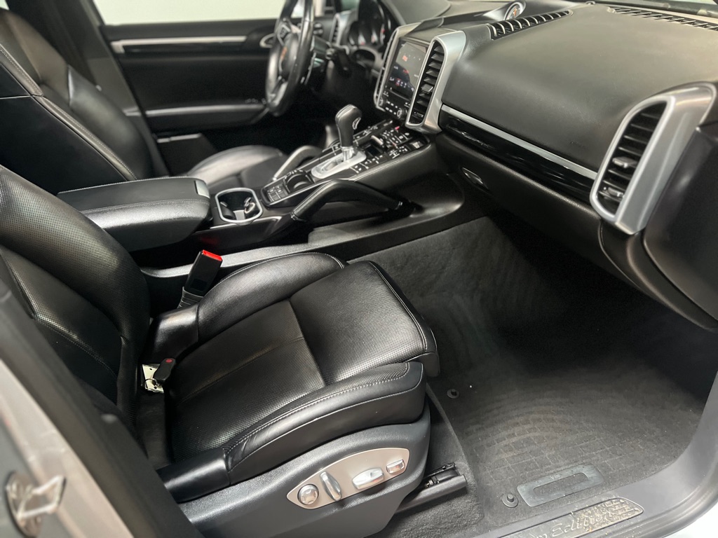 Photo 24 of this PORSCHE CAYENNE