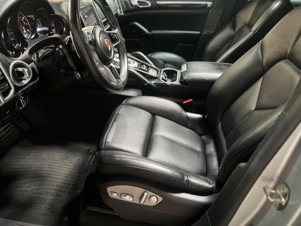Photo 20 of this PORSCHE CAYENNE