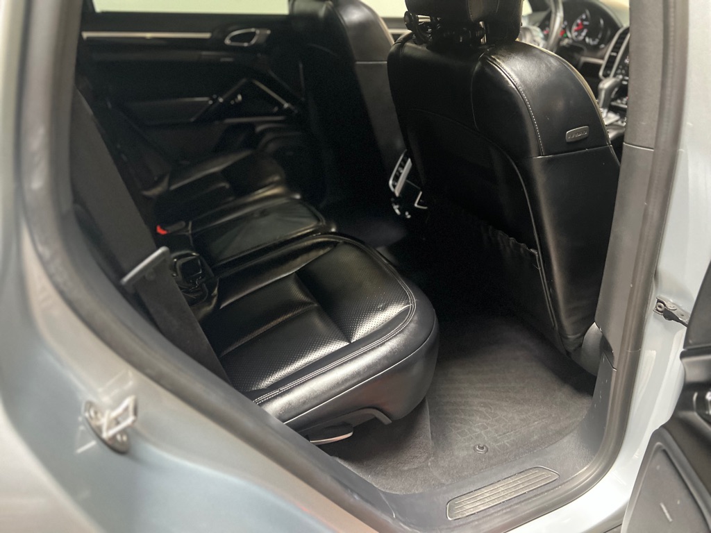 Photo 26 of this PORSCHE CAYENNE