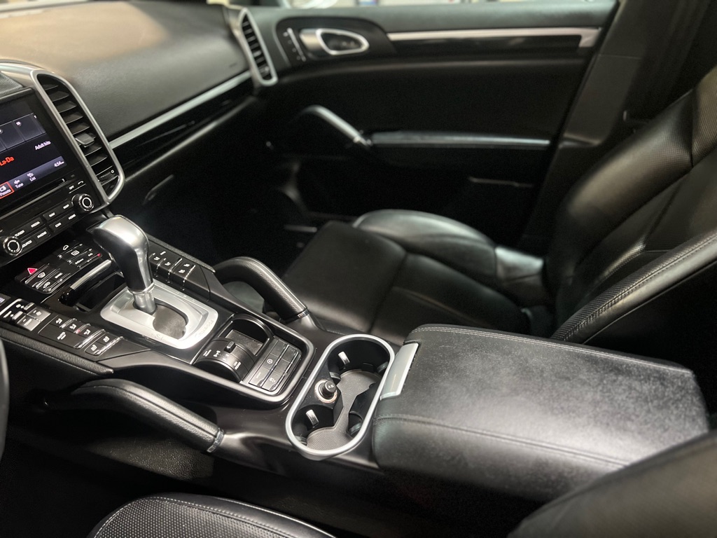Photo 22 of this PORSCHE CAYENNE