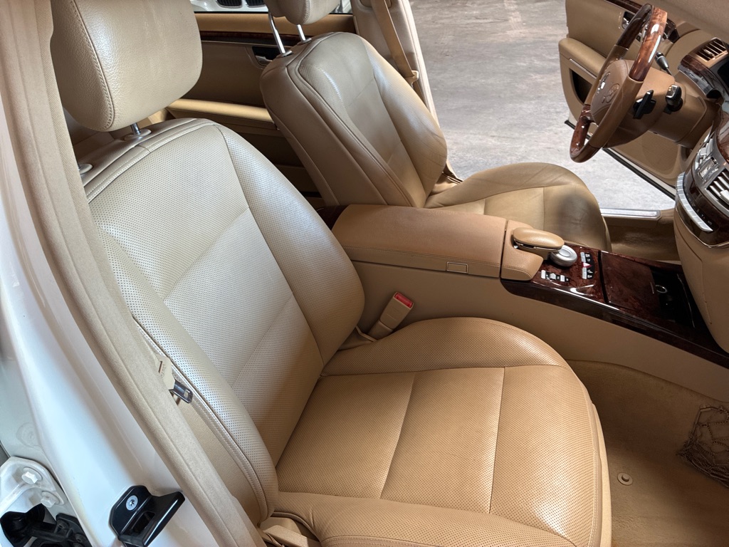 Photo 27 of this MERCEDES-BENZ S-CLASS