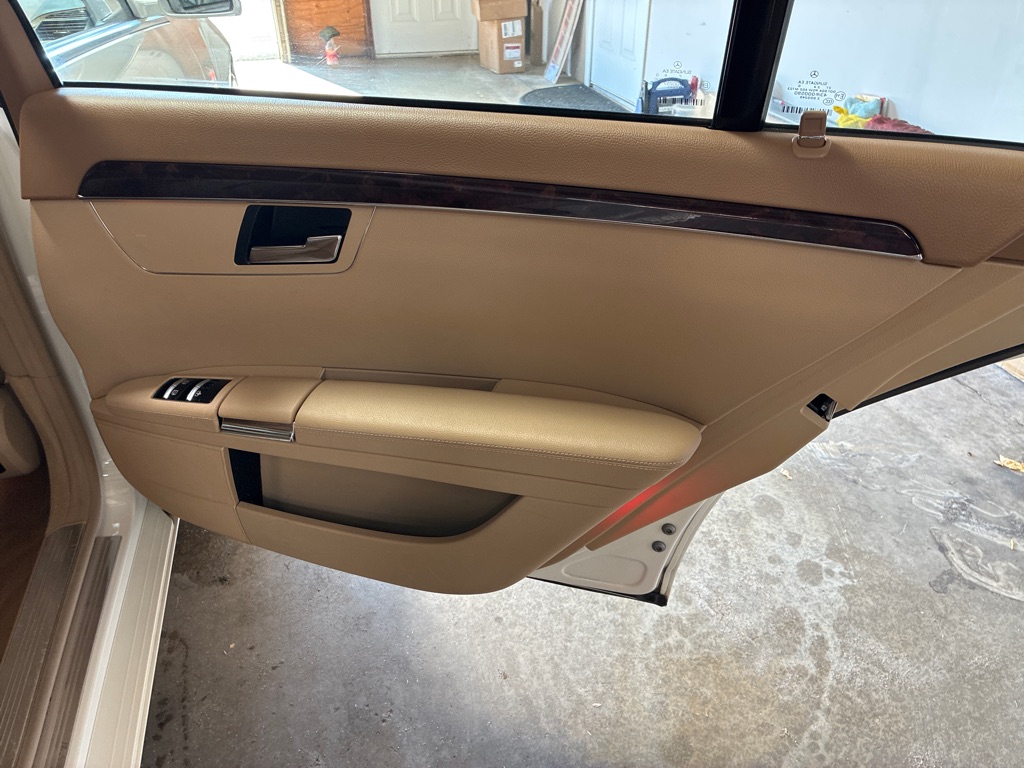 Photo 23 of this MERCEDES-BENZ S-CLASS