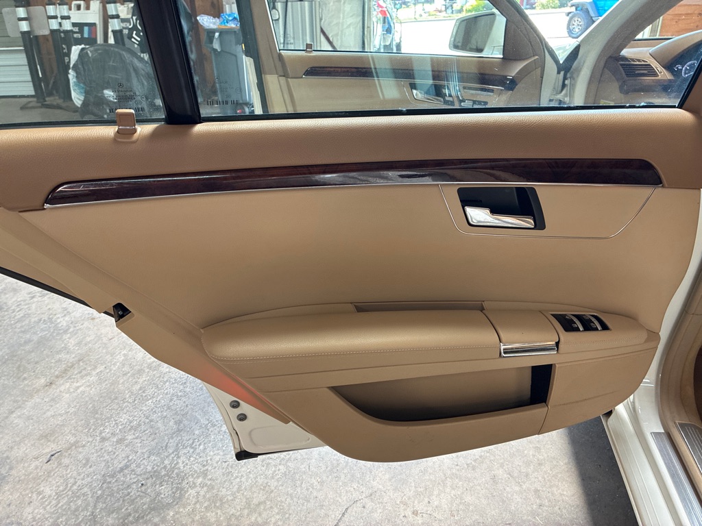 Photo 19 of this MERCEDES-BENZ S-CLASS