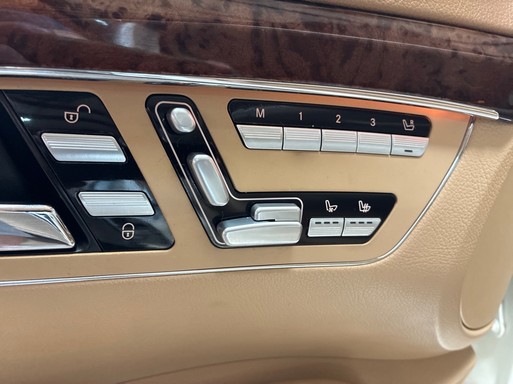 Photo 12 of this MERCEDES-BENZ S-CLASS