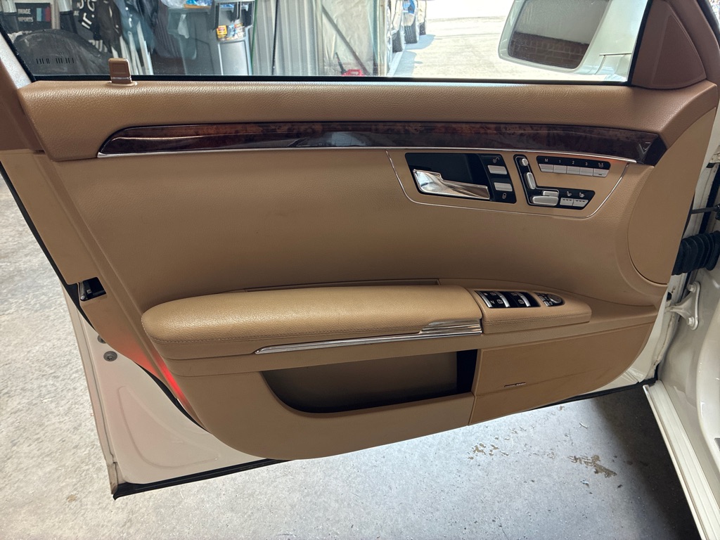 Photo 11 of this MERCEDES-BENZ S-CLASS