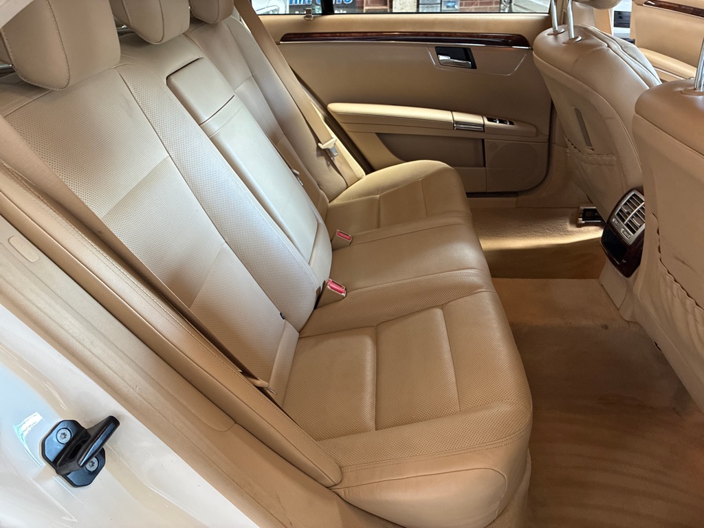 Photo 25 of this MERCEDES-BENZ S-CLASS