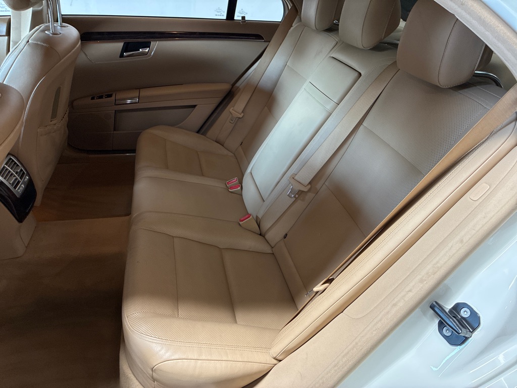 Photo 21 of this MERCEDES-BENZ S-CLASS