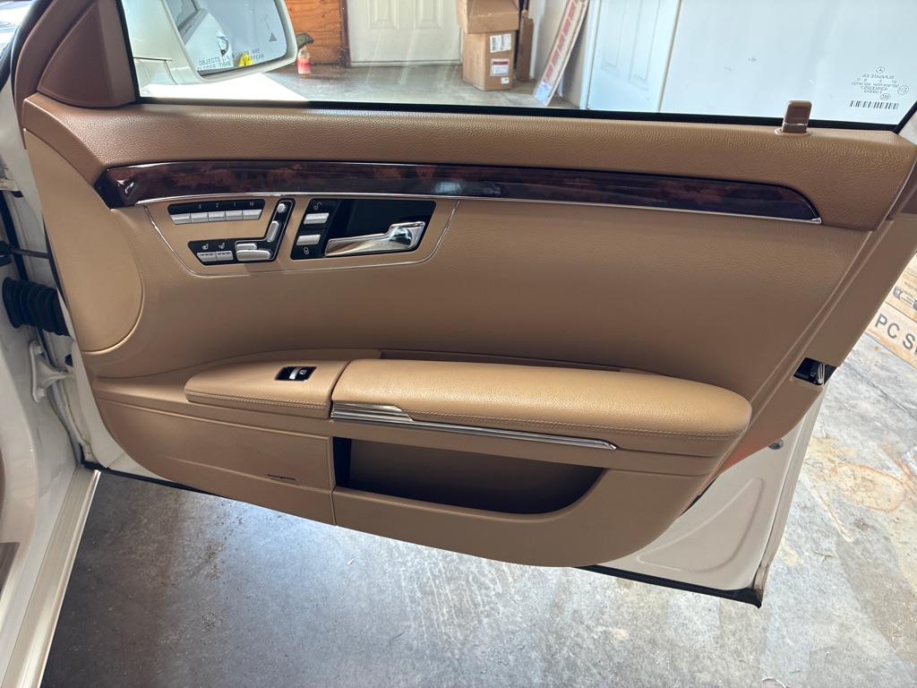 Photo 26 of this MERCEDES-BENZ S-CLASS