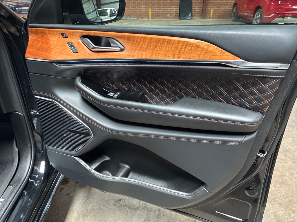 Photo 31 of this JEEP GRAND CHEROKEE