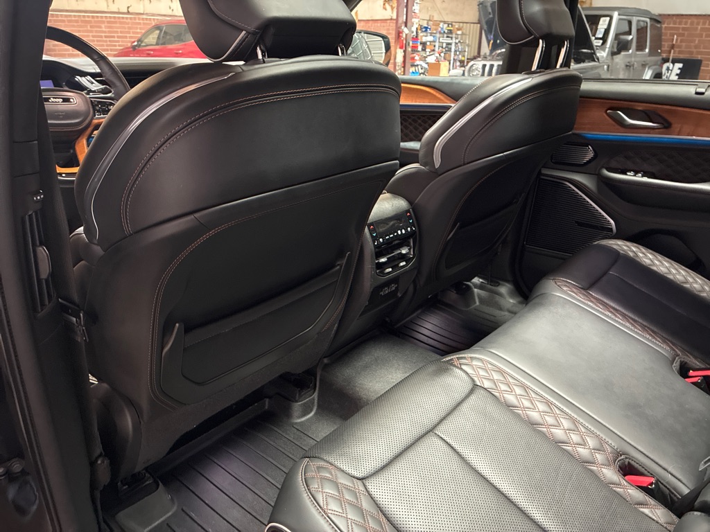 Photo 20 of this JEEP GRAND CHEROKEE