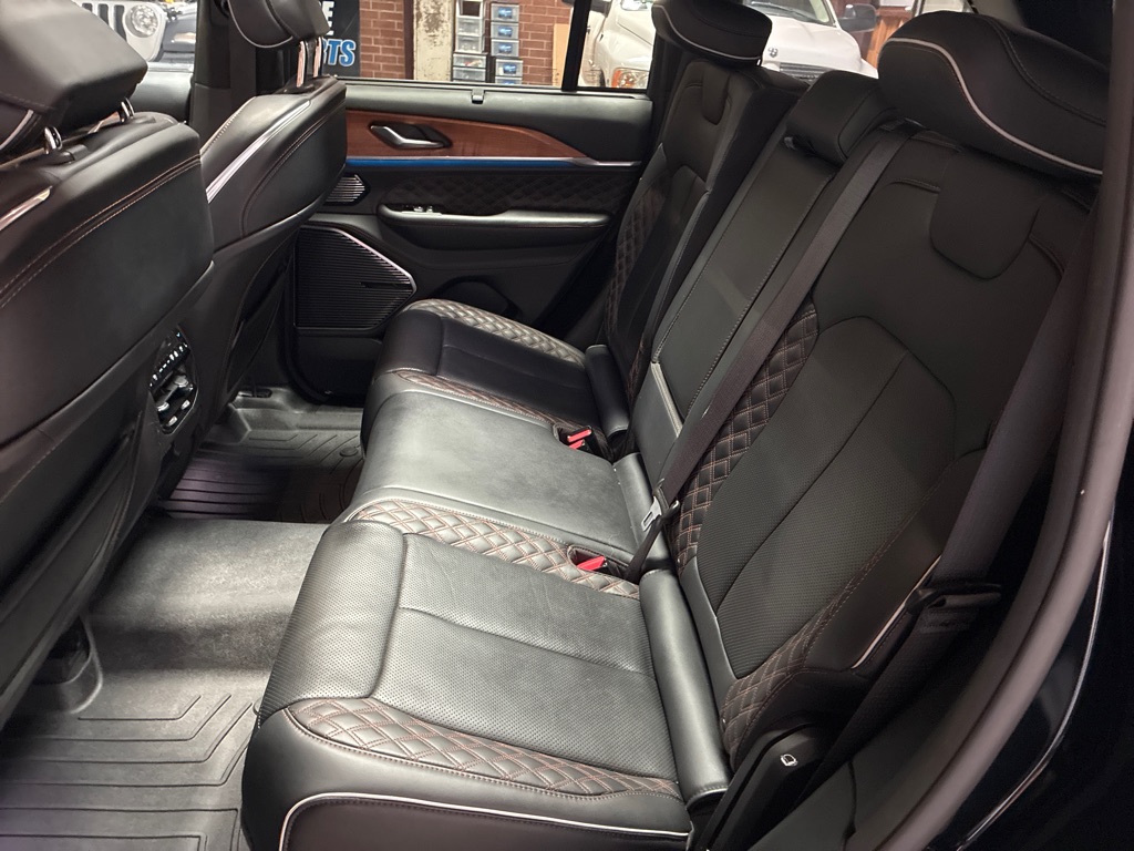 Photo 19 of this JEEP GRAND CHEROKEE