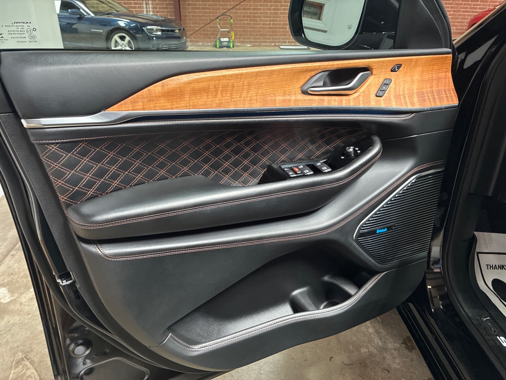 Photo 28 of this JEEP GRAND CHEROKEE