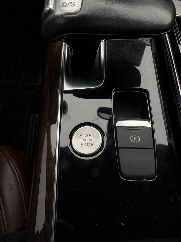 Photo 55 of this AUDI A8 L