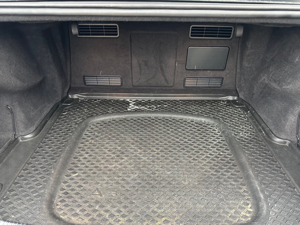 Photo 12 of this AUDI A8 L
