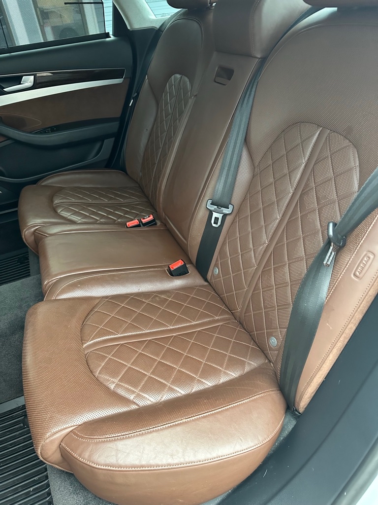 Photo 17 of this AUDI A8 L