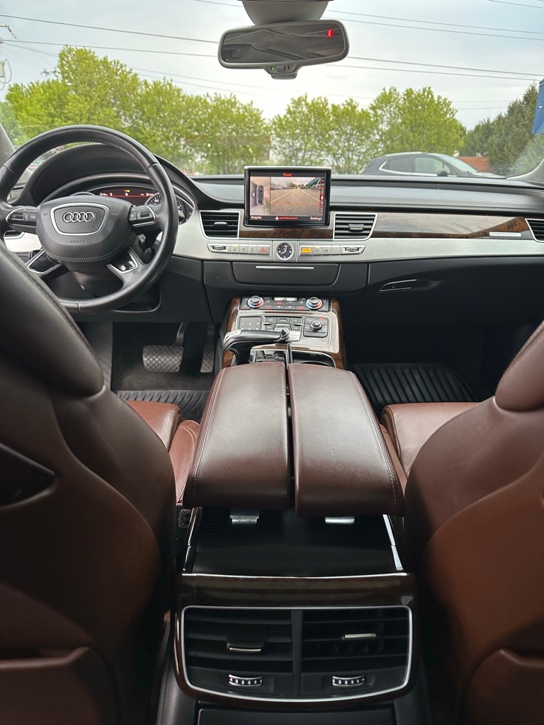 Photo 15 of this AUDI A8 L