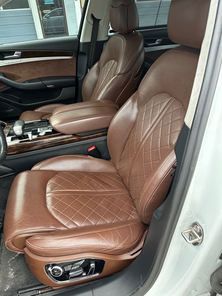 Photo 23 of this AUDI A8 L