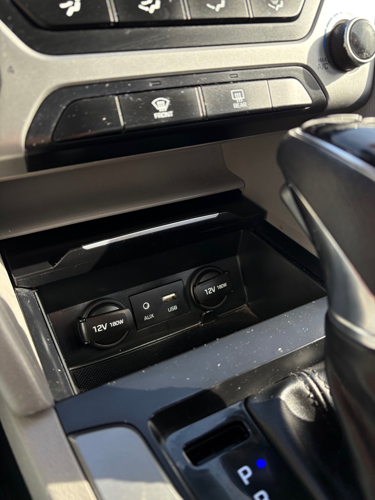 Photo 17 of this HYUNDAI ELANTRA