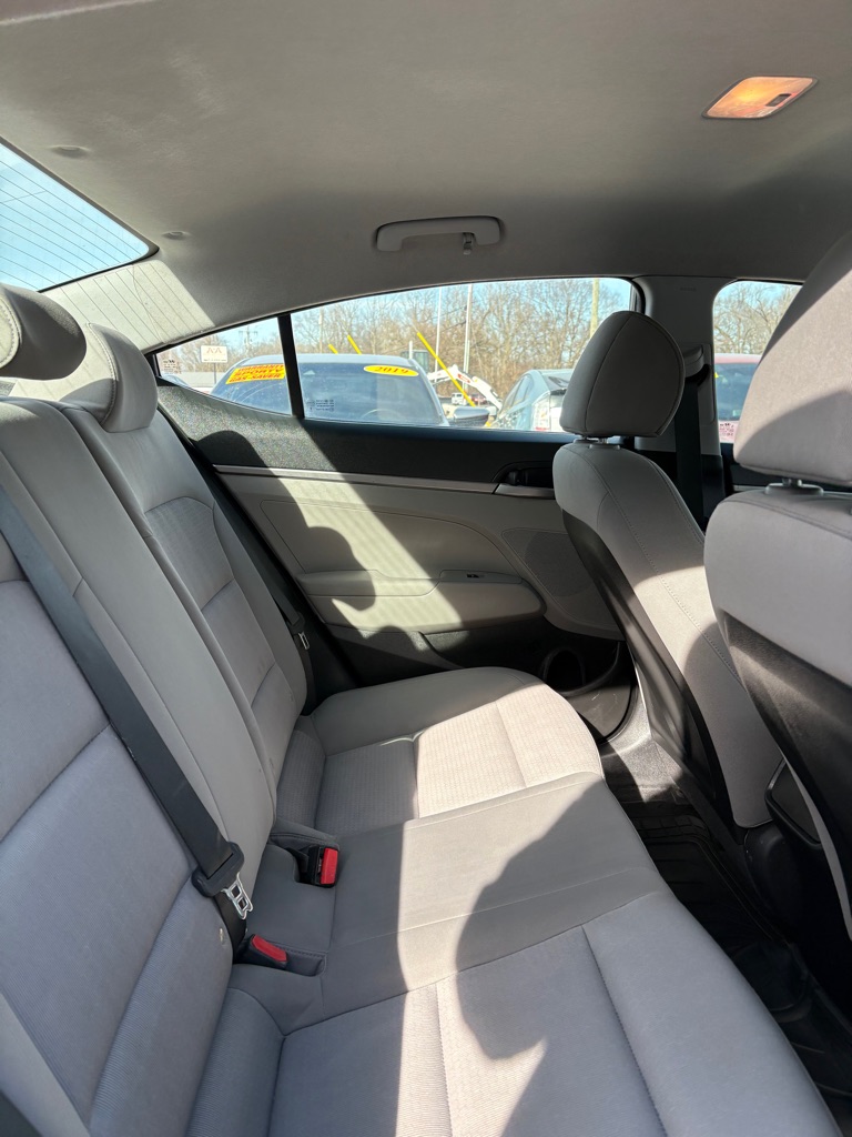 Photo 11 of this HYUNDAI ELANTRA