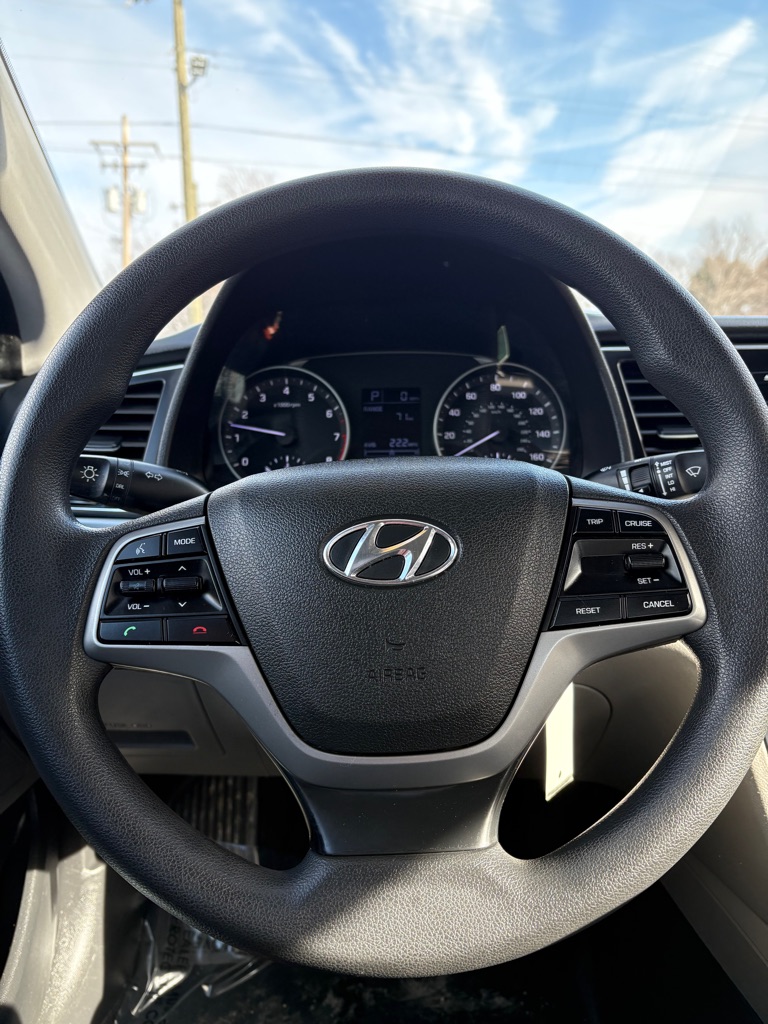 Photo 14 of this HYUNDAI ELANTRA