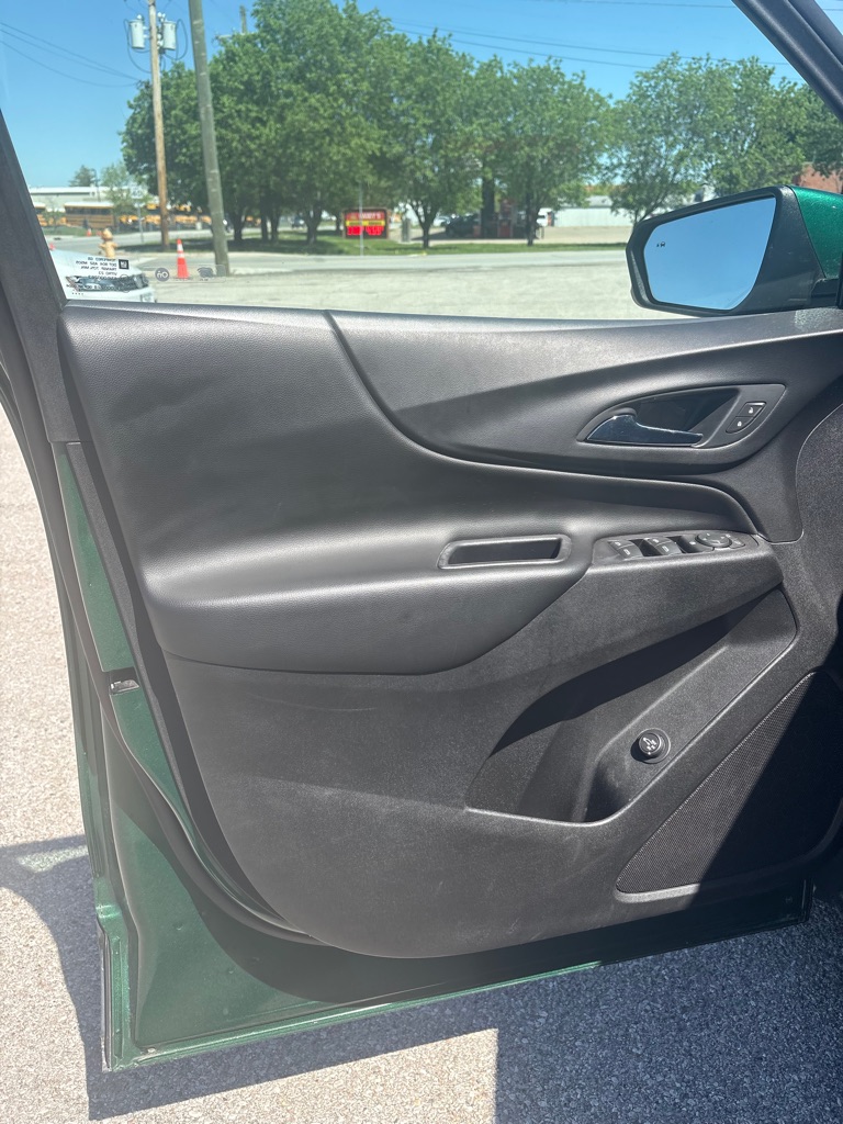 Photo 10 of this CHEVROLET EQUINOX