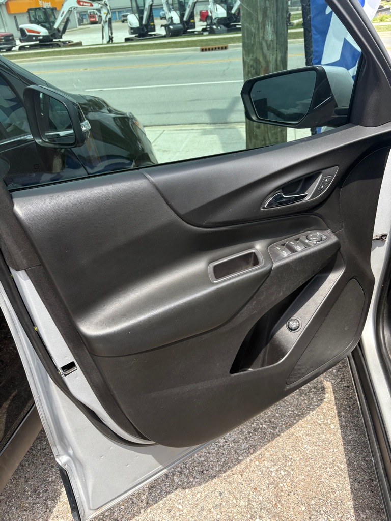 Photo 10 of this CHEVROLET EQUINOX