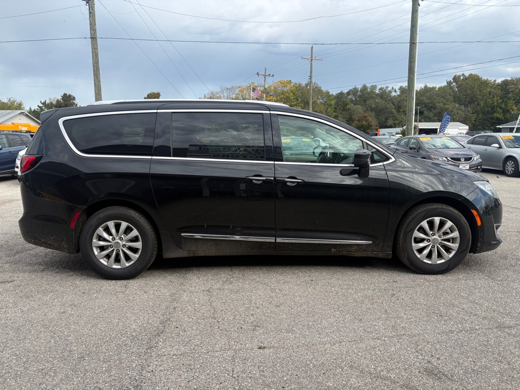 Photo 3 of this CHRYSLER PACIFICA