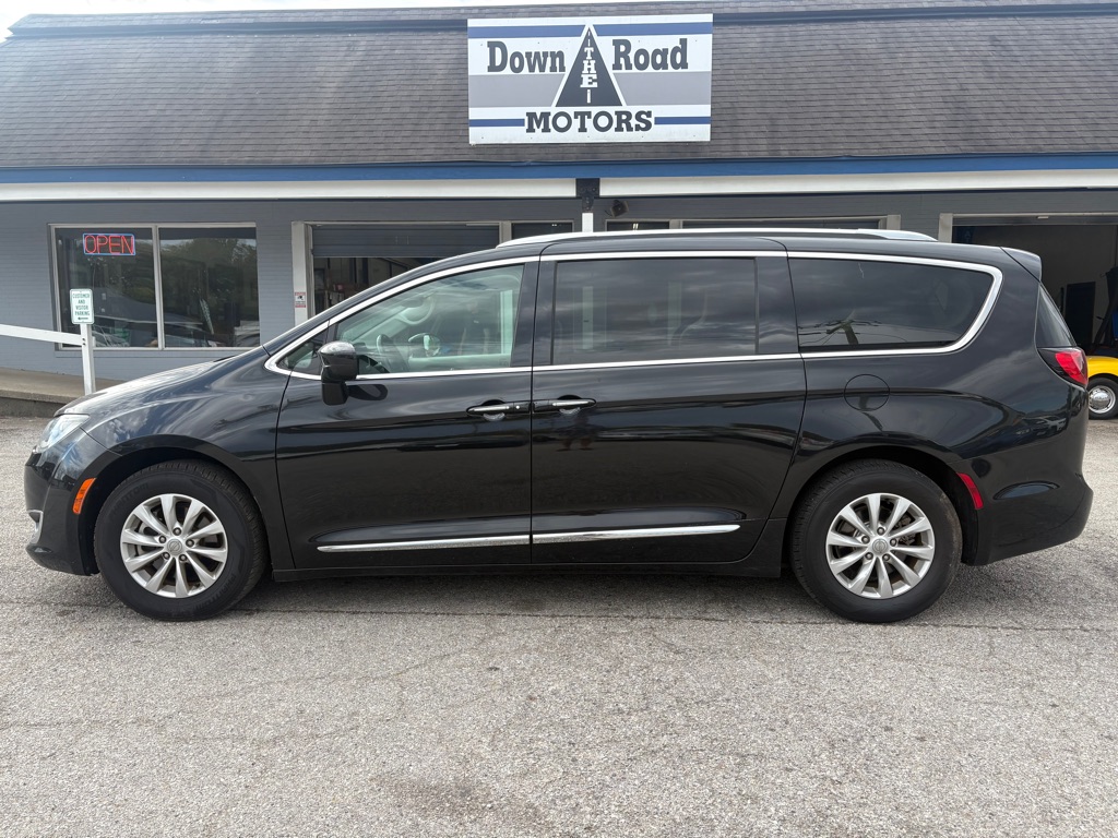 Photo 2 of this CHRYSLER PACIFICA
