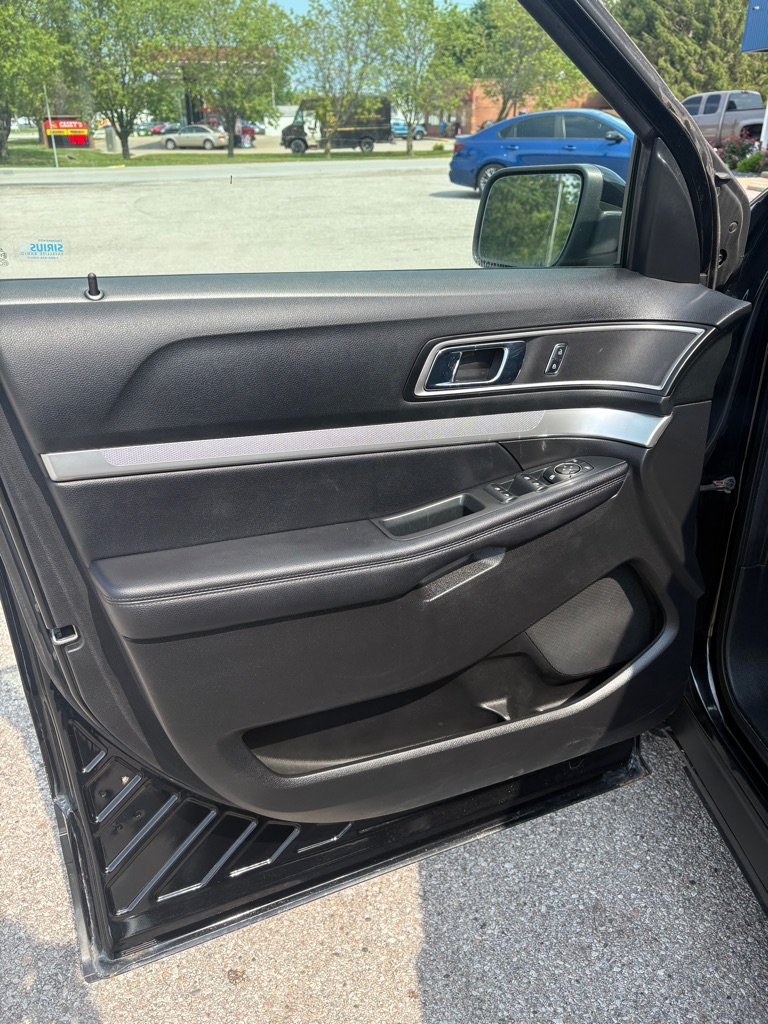 Photo 10 of this FORD EXPLORER