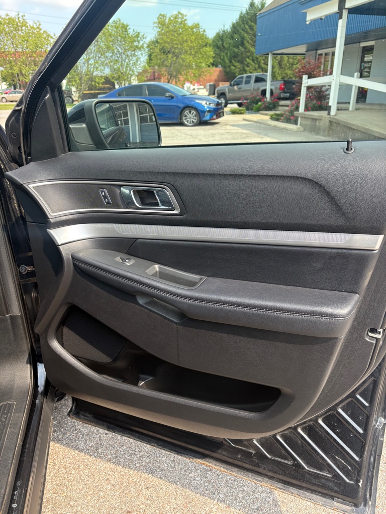 Photo 17 of this FORD EXPLORER
