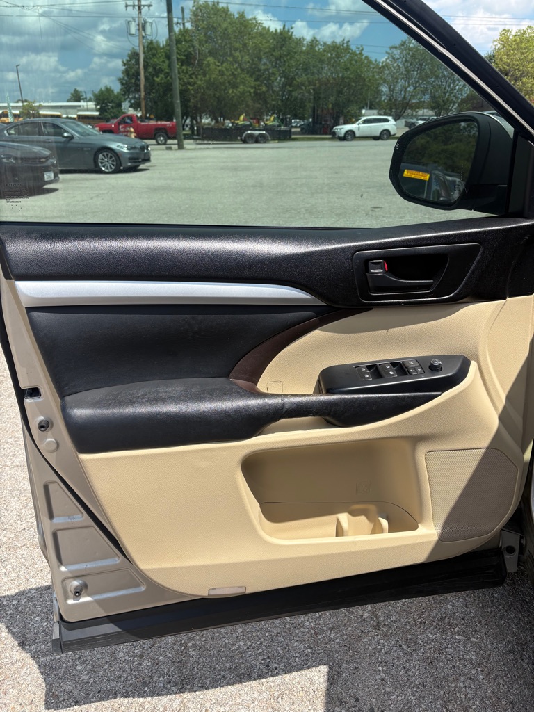 Photo 10 of this TOYOTA HIGHLANDER