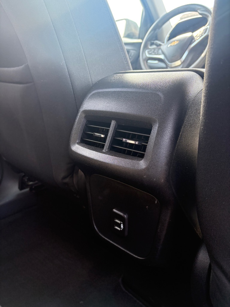 Photo 11 of this CHEVROLET EQUINOX