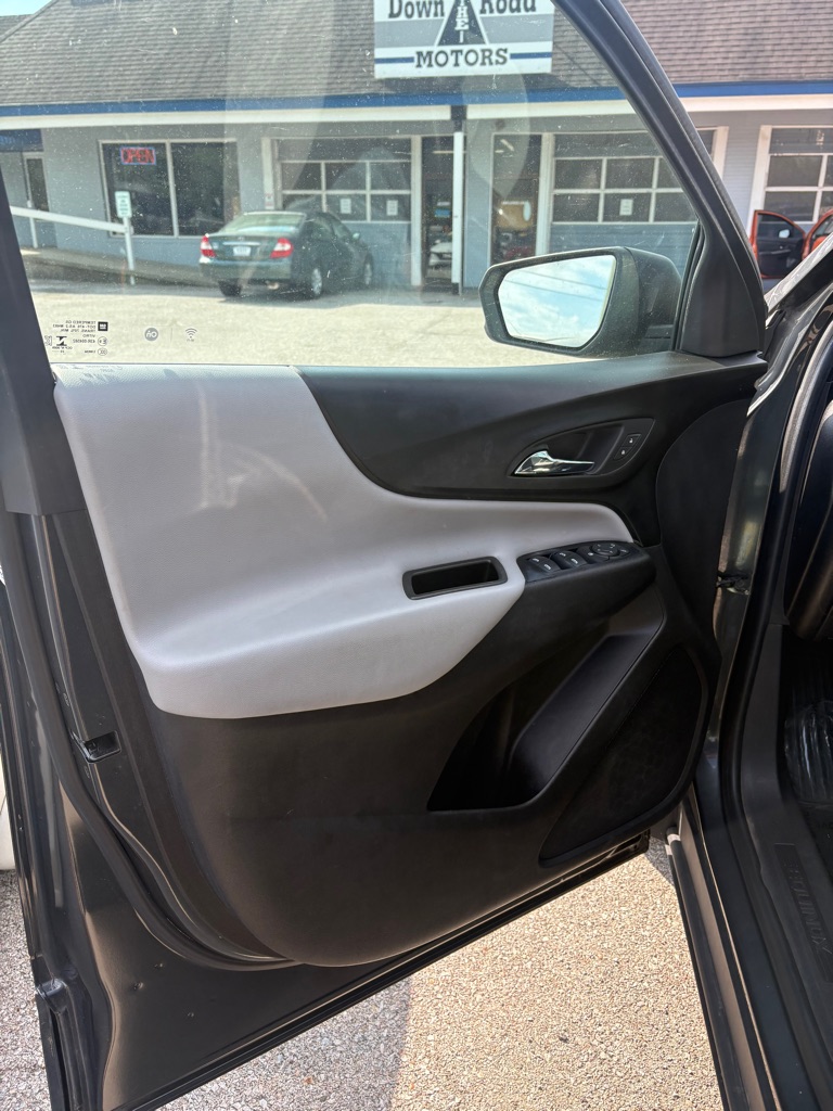 Photo 8 of this CHEVROLET EQUINOX